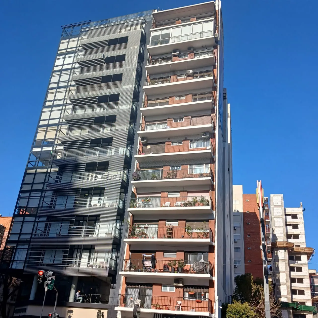 Edificio residencial en Buenos Aires - trabajo de pintura en altura por Orazo